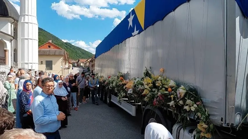POTOČARI, 9. jula (FENA) - Kamion s posmrtnim ostacima žrtava genocida stigao je danas u Potočare, gdje su preživjele žrtve i članovi porodica, u suzama i tišini, dočekali tabute svojih najmilijih. (Foto FENA/Kadira Šakić)