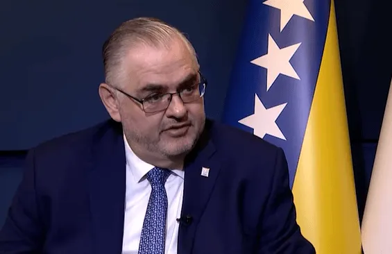Crishock kaže da može koristiti bonske ovlasti, ali želi da bh. političari riješe probleme