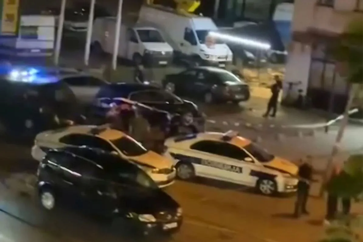 Sandokan ranjen u Šapcu, na njega ispaljena kiša metaka ispred lokala