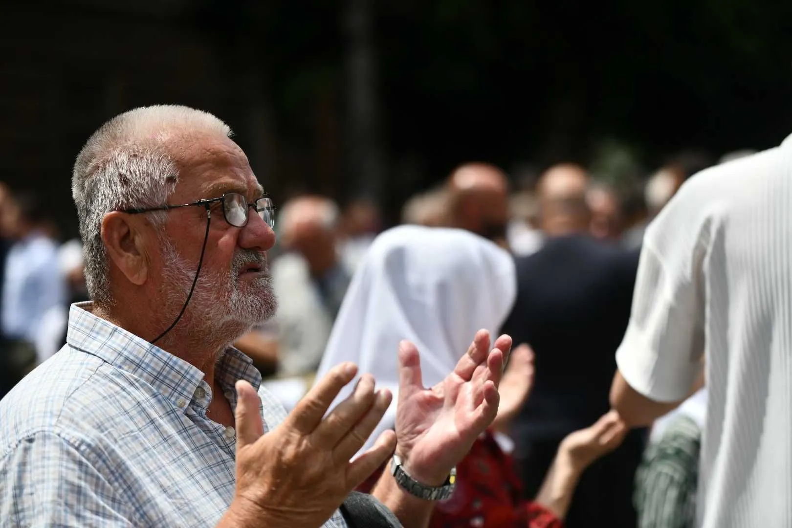 Posmrtni ostaci 10 žrtava genocida u Srebrenici, uz suze i molitve, ispraćeni su iz Sarajeva