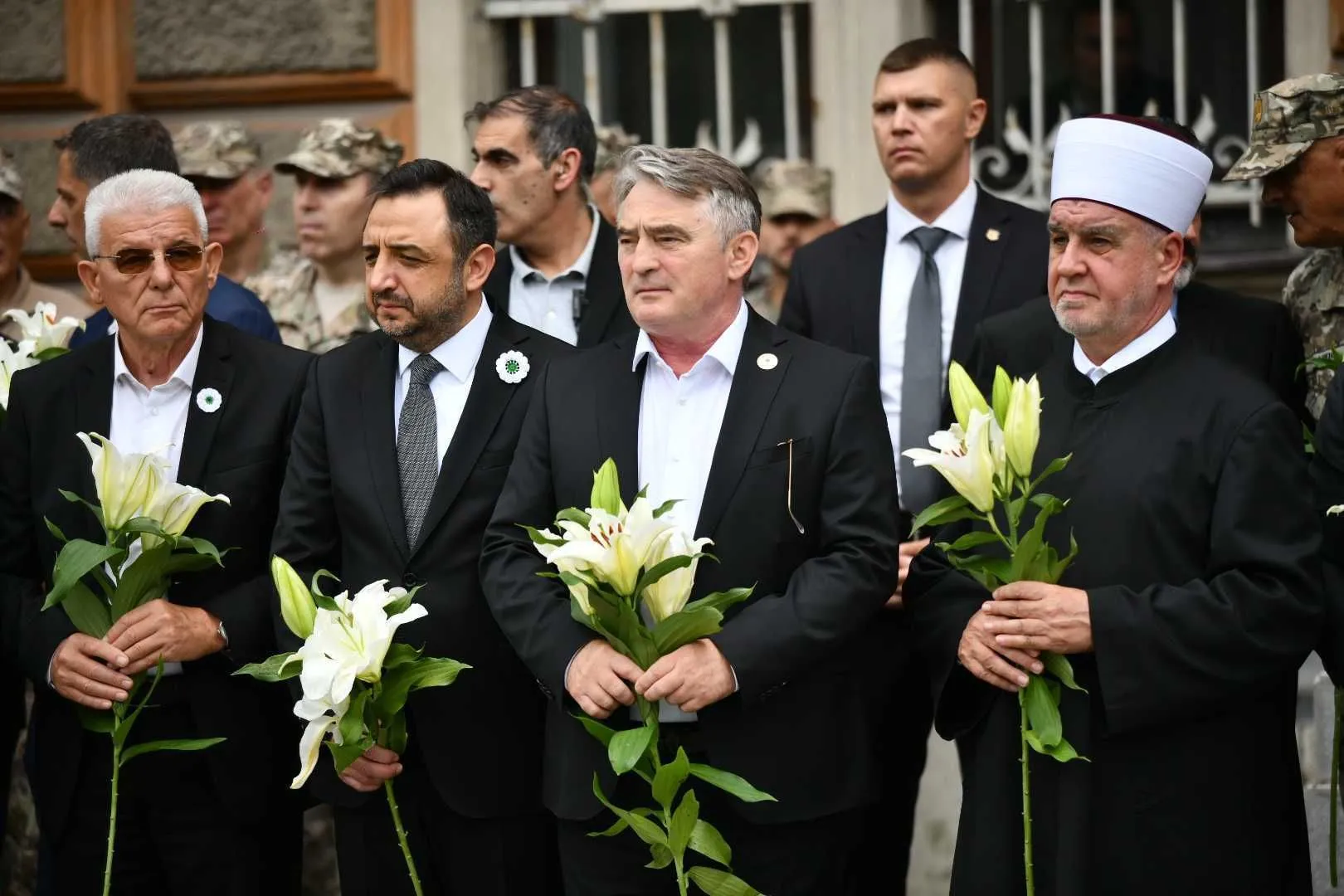 Posmrtni ostaci 10 žrtava genocida u Srebrenici, uz suze i molitve, ispraćeni su iz Sarajeva