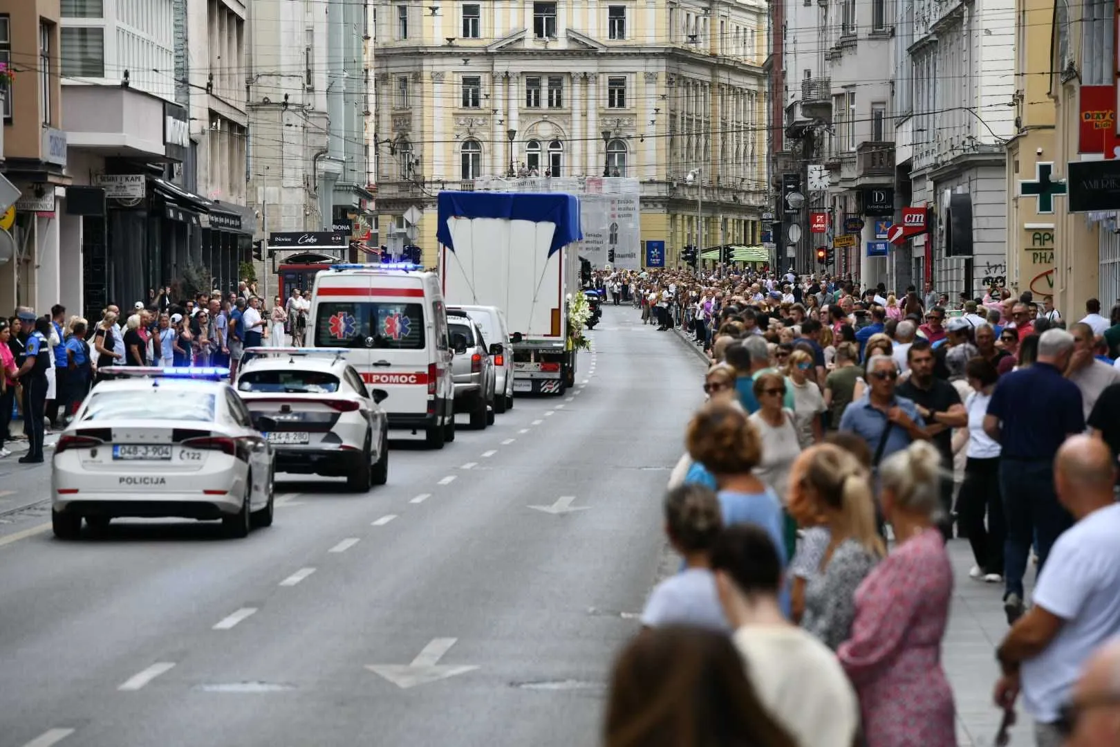 Posmrtni ostaci 10 žrtava genocida u Srebrenici, uz suze i molitve, ispraćeni su iz Sarajeva