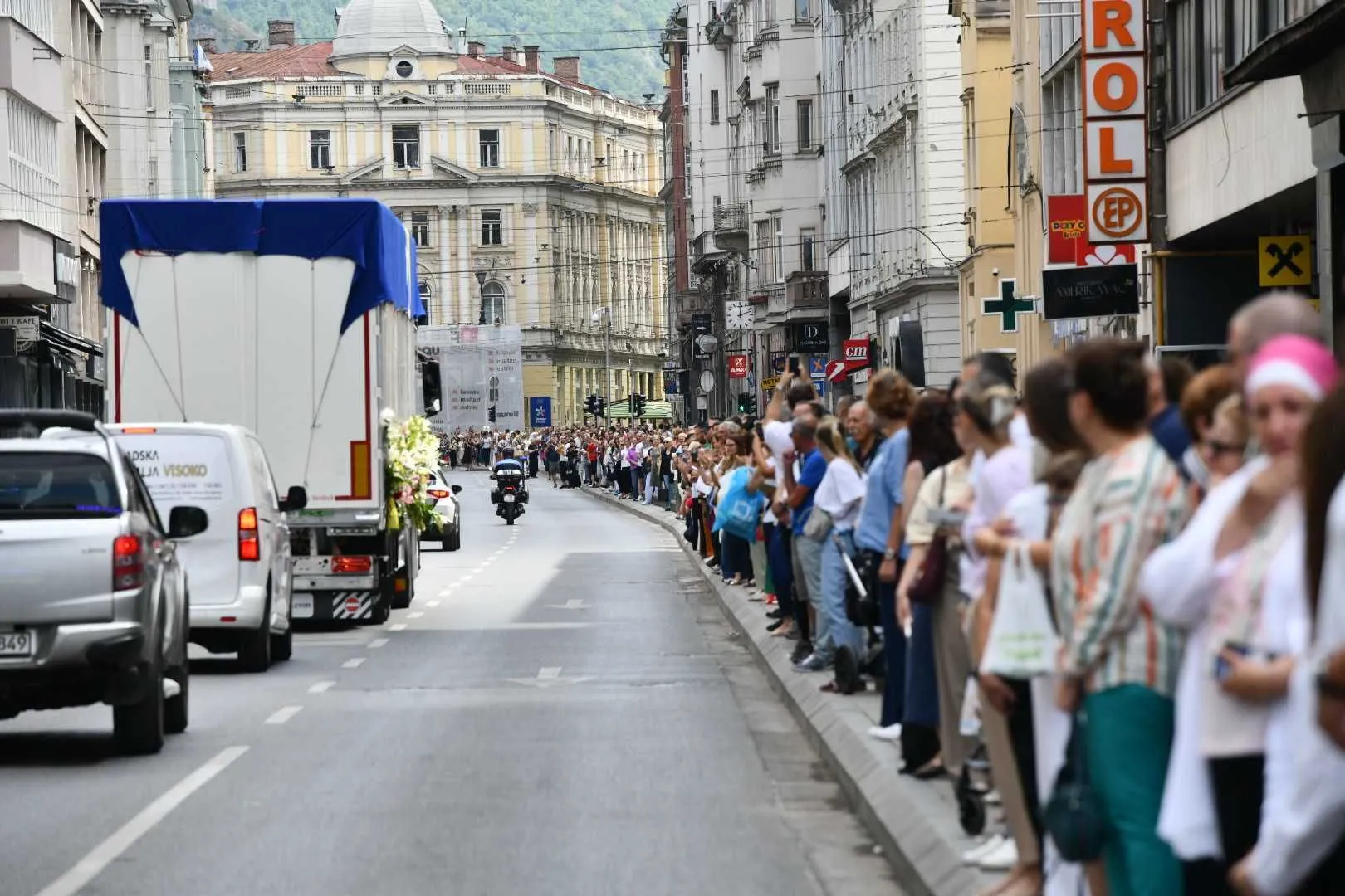 Posmrtni ostaci 10 žrtava genocida u Srebrenici, uz suze i molitve, ispraćeni su iz Sarajeva