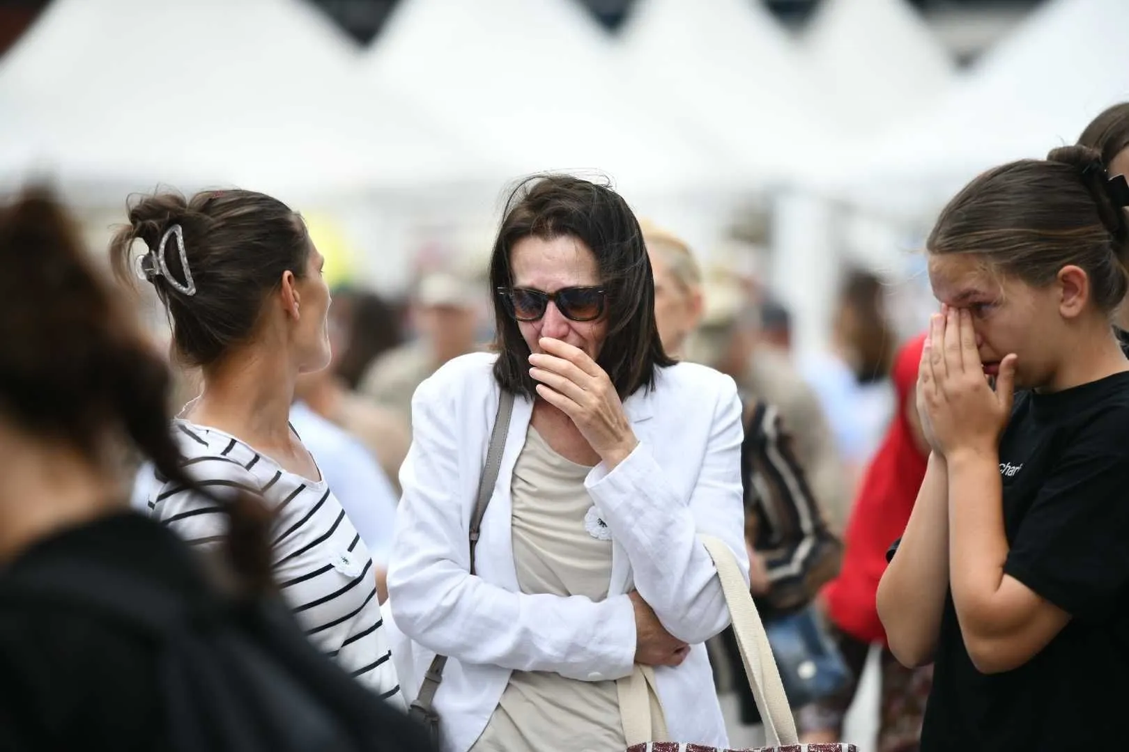 Posmrtni ostaci 10 žrtava genocida u Srebrenici, uz suze i molitve, ispraćeni su iz Sarajeva