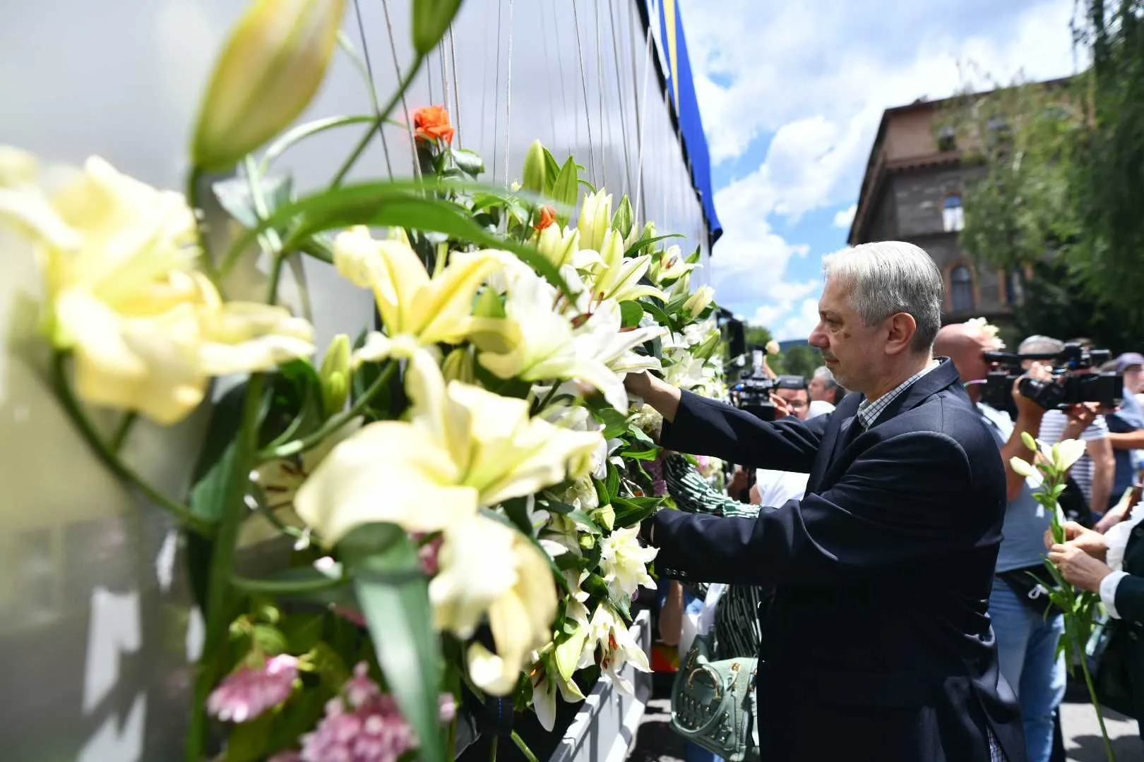 Posmrtni ostaci 10 žrtava genocida u Srebrenici, uz suze i molitve, ispraćeni su iz Sarajeva