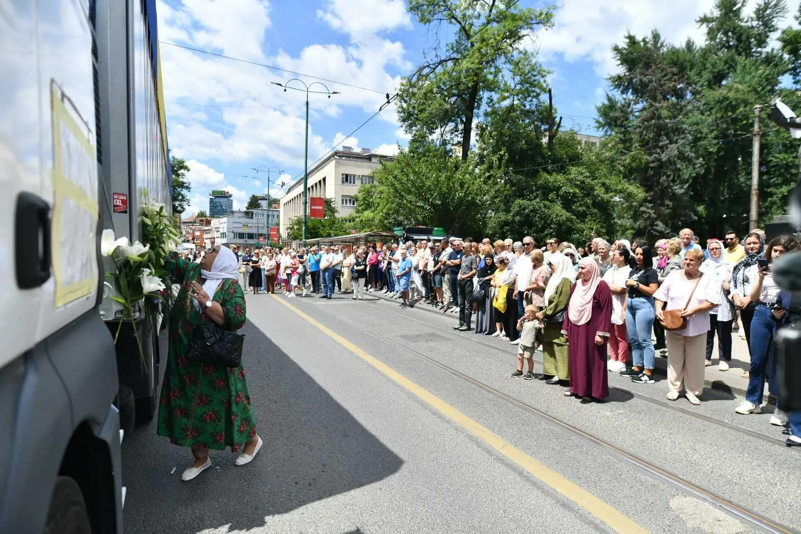 Posmrtni ostaci 10 žrtava genocida u Srebrenici, uz suze i molitve, ispraćeni su iz Sarajeva