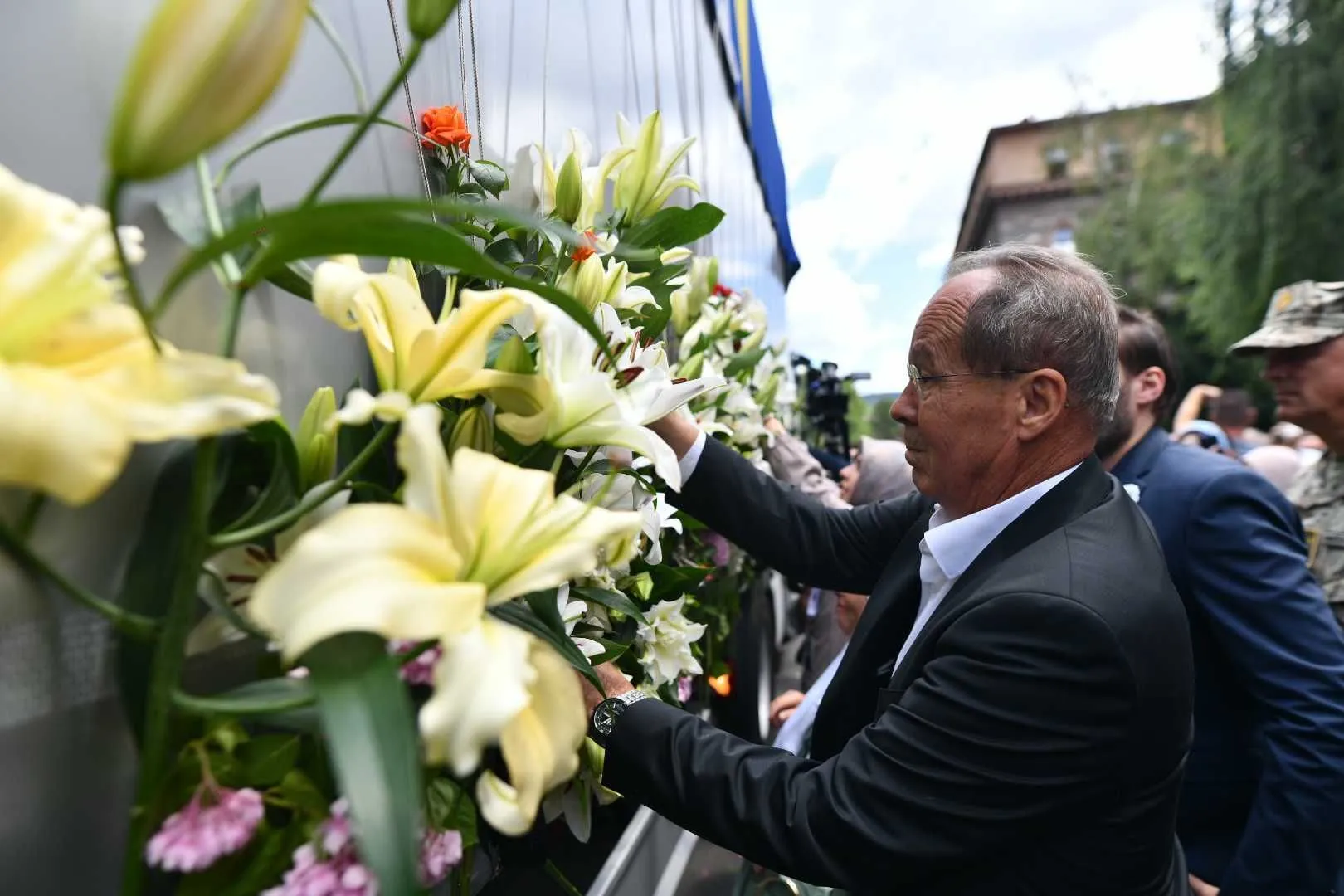 Posmrtni ostaci 10 žrtava genocida u Srebrenici, uz suze i molitve, ispraćeni su iz Sarajeva