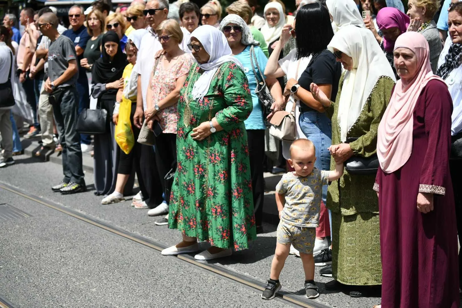 Posmrtni ostaci 10 žrtava genocida u Srebrenici, uz suze i molitve, ispraćeni su iz Sarajeva