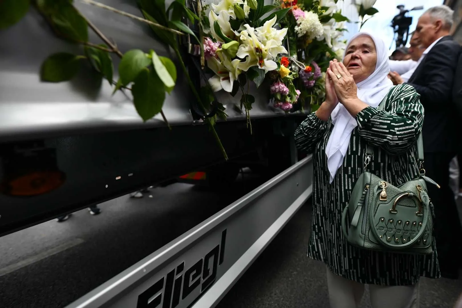 Posmrtni ostaci 10 žrtava genocida u Srebrenici, uz suze i molitve, ispraćeni su iz Sarajeva