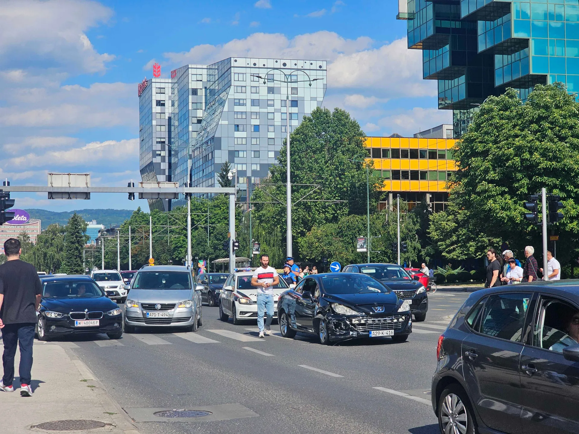 Nesreća u Sarajevu, dva automobila se sudarila i izazvala kolaps u saobraćaju