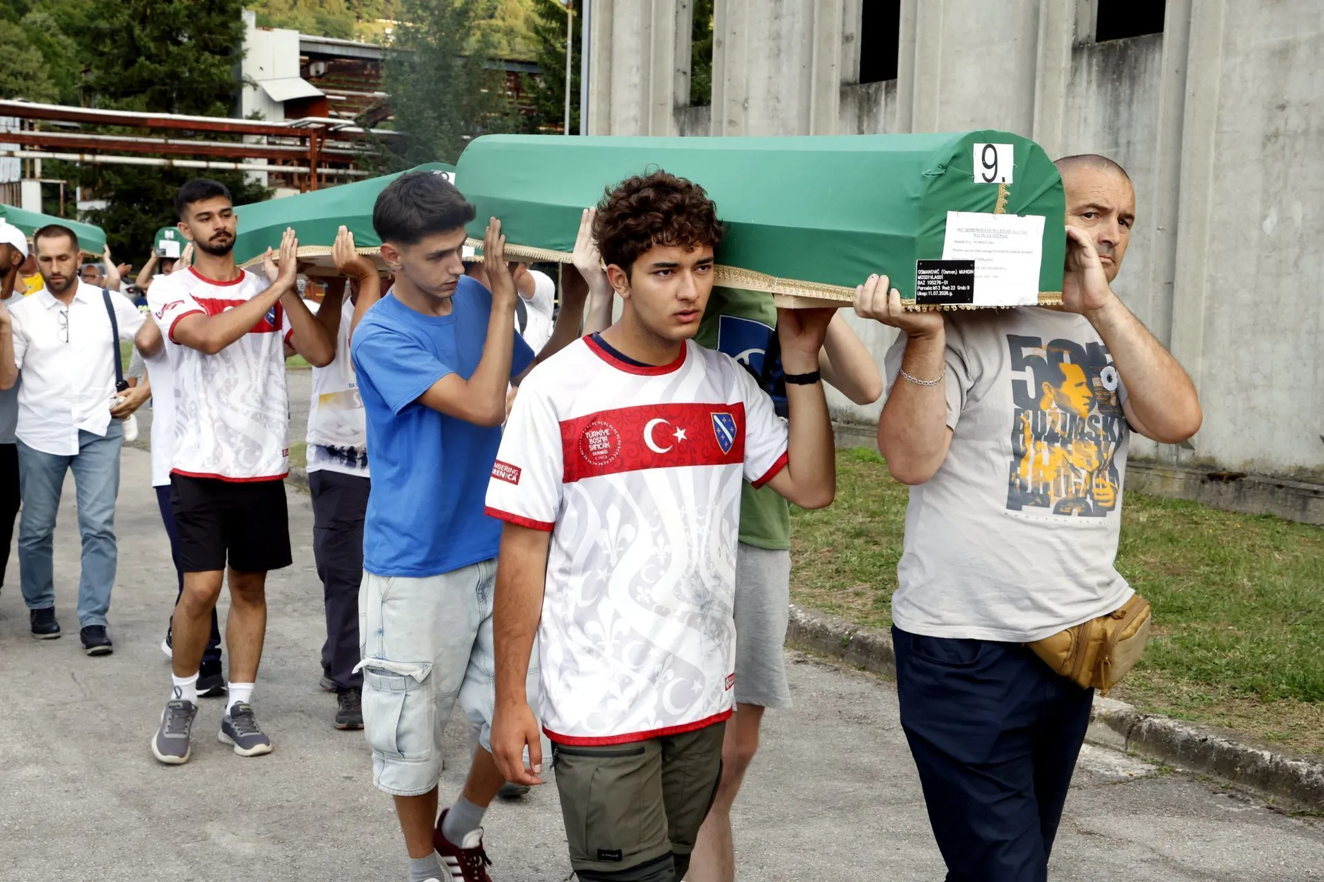 Tabuti žrtava genocida preneseni do Musale u Potočarima