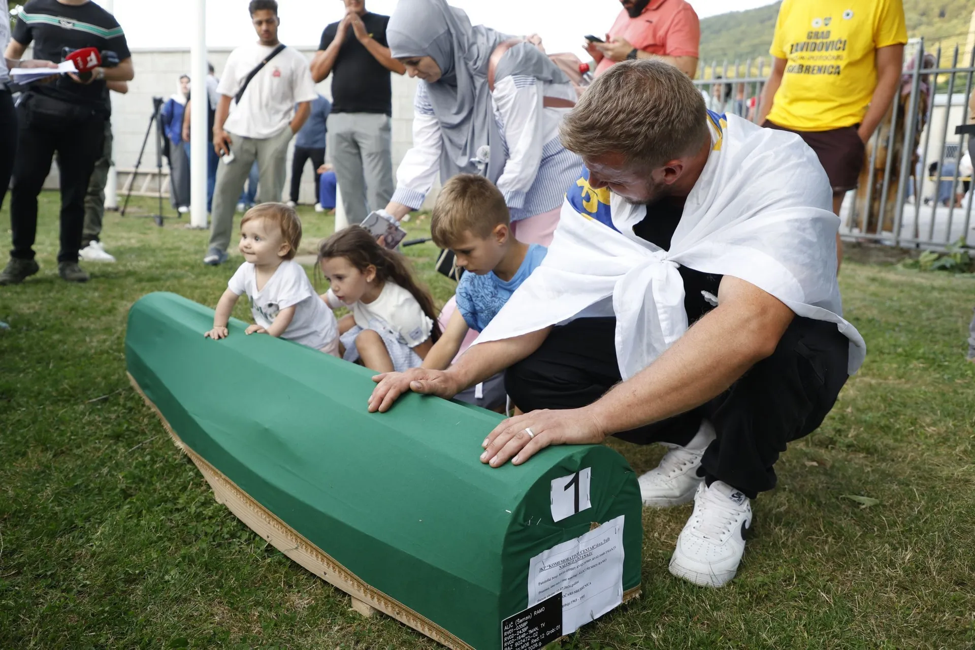 Tišina, suze i dostojanstvo: Tabuti žrtava genocida preneseni do Musale u Potočarima