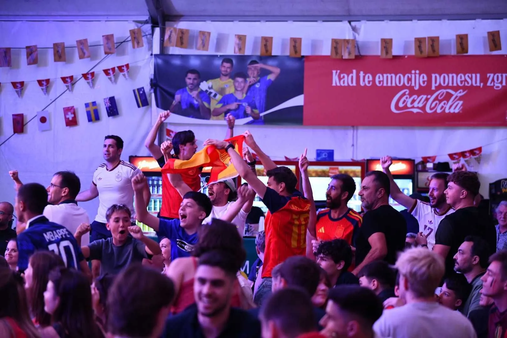 Navijači Španije i Belgije napravili pravi šou u fan zoni "I am from Bosnia"