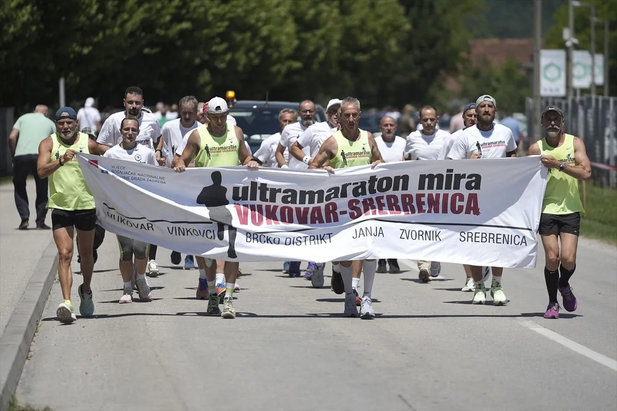 (FOTO) Ultramaratonci iz Vukovara stigli u Potočare, Majke Srebrenice ih u suzama grlile
