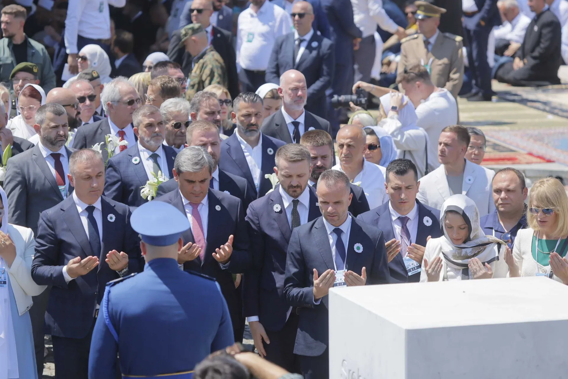 (FOTO) Delegacije položile cvijeće na Memorijalni kamen u Potočarima