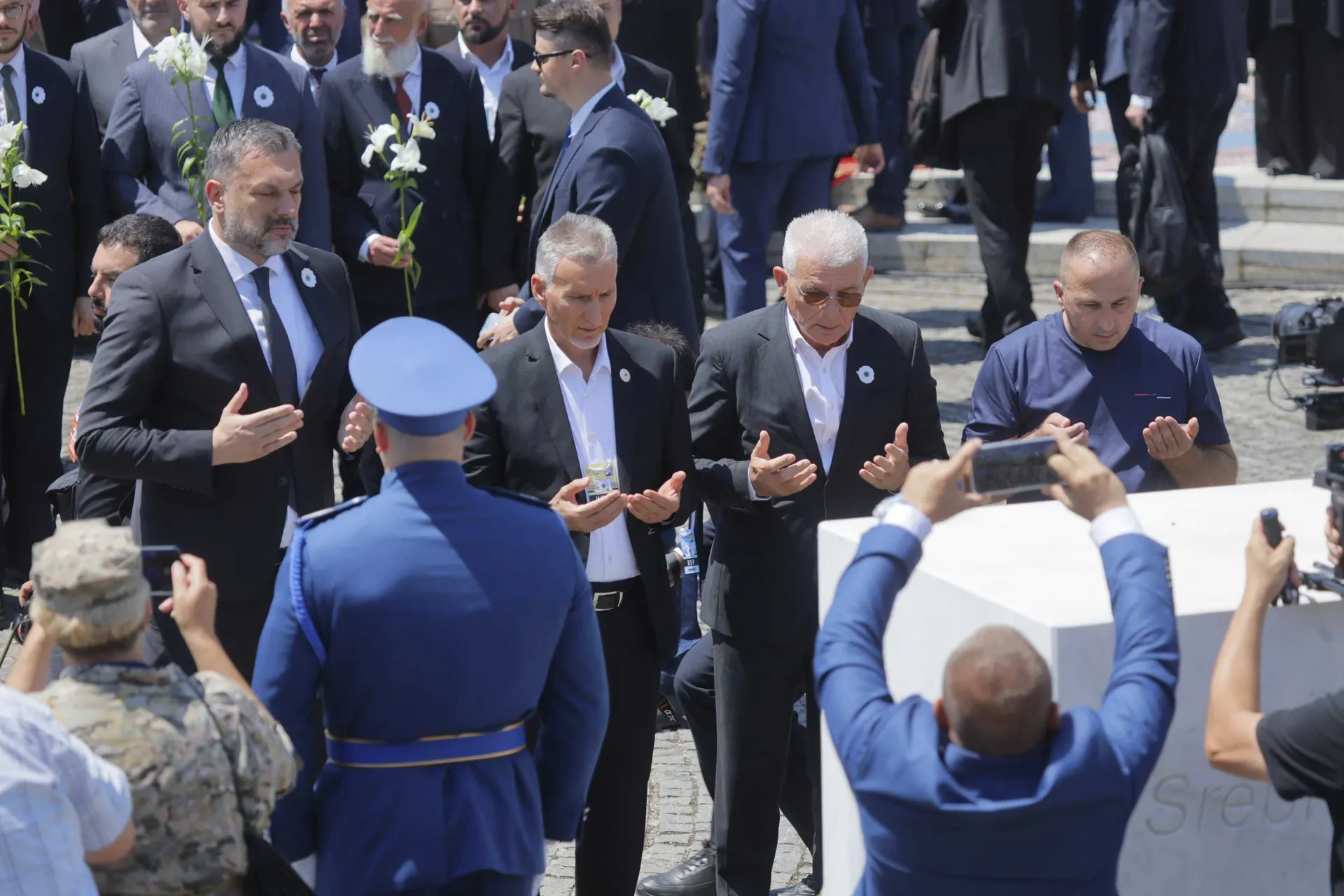 Odavanje počasti žrtvama ubijenim u genocidu u Srebrenici
