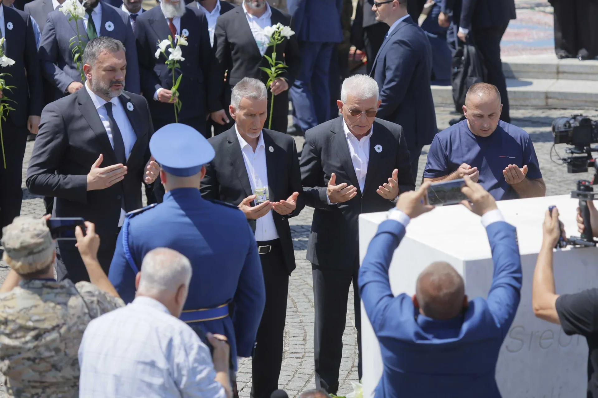 Odavanje počasti žrtvama ubijenim u genocidu u Srebrenici