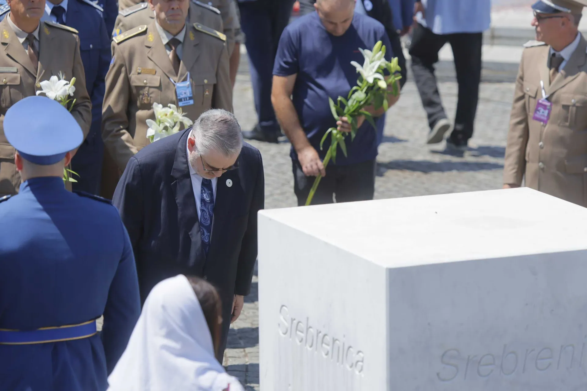 Odavanje počasti žrtvama ubijenim u genocidu u Srebrenici