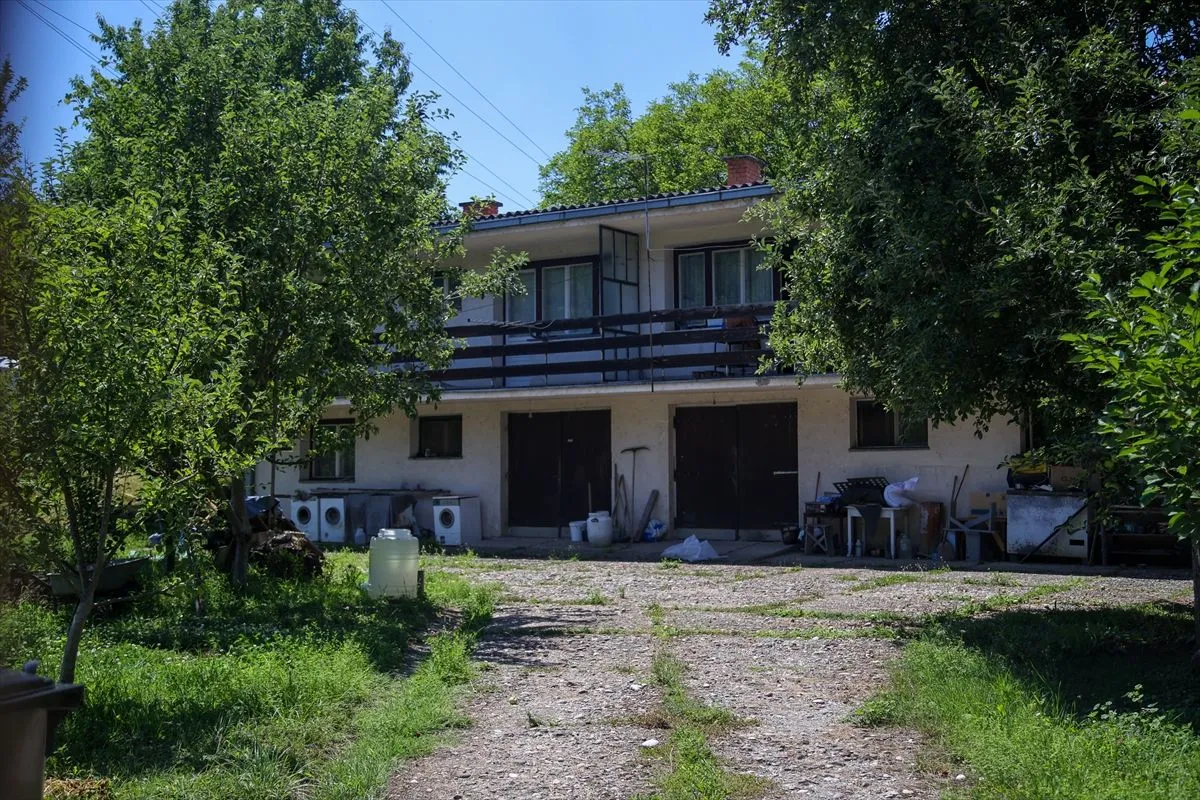 Bijela kuća preko puta baze UN-a, mjesto na kojem su razdvajani muškarci i dječaci