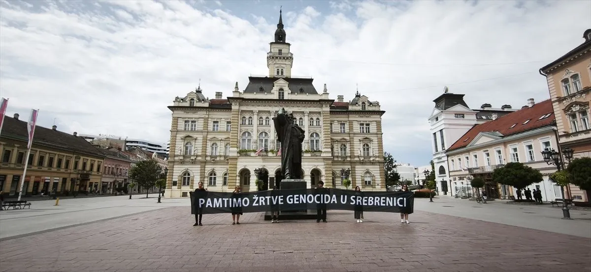 U Novom Sadu satom tišine odana počast žrtvama genocida u Srebrenici