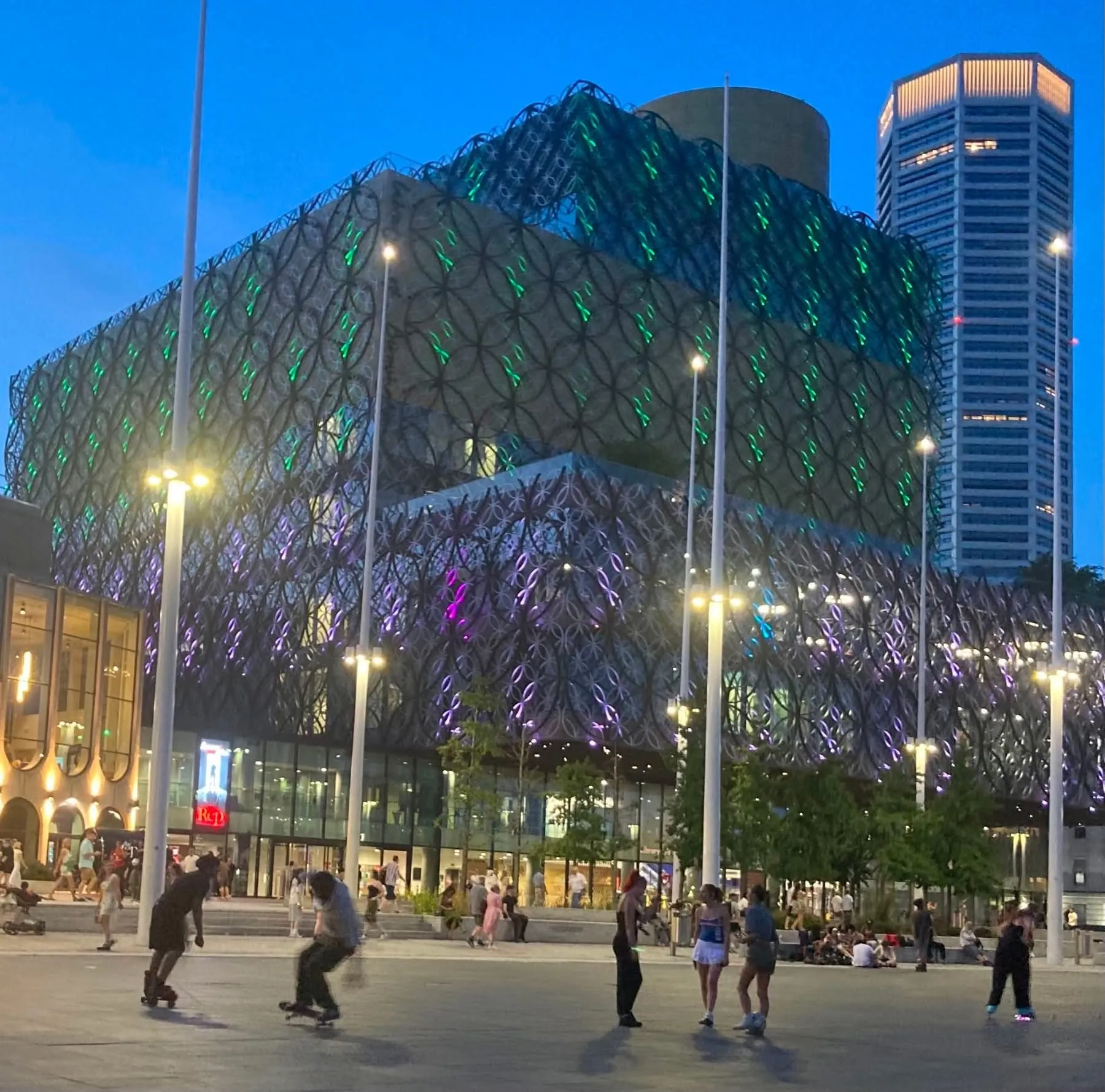Jedan od simbola Birminghama obasjan u znak sjećanja na genocid u Srebrenici