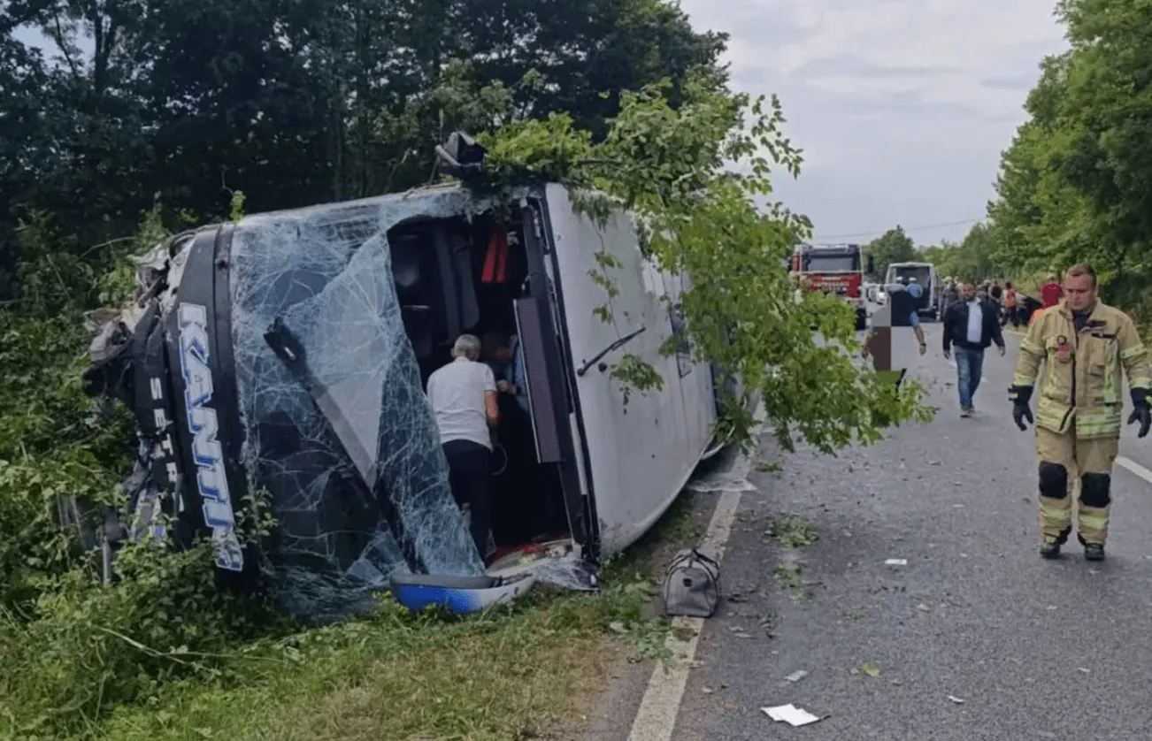 U saobraćajnoj nesreći kod Prijedora povrijeđeno pet osoba, sudarili se bus i automobil