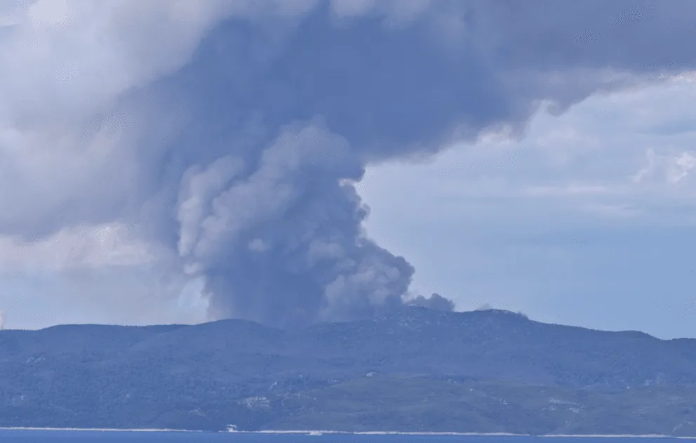(FOTO) Veliki požar na Korčuli, iznad otoka se širi gusti dim, zatvorena državna cesta