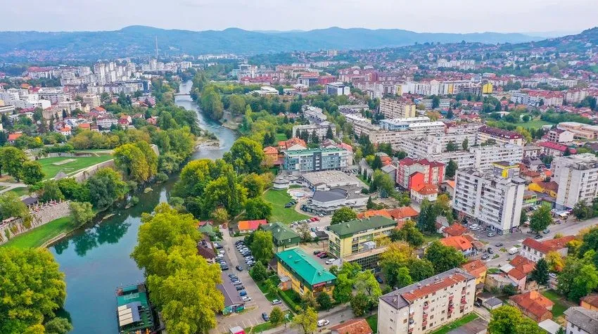 (FOTO) Čudne naljepnice na vratima uznemirile stanare u bh. gradu, uključila se i policija