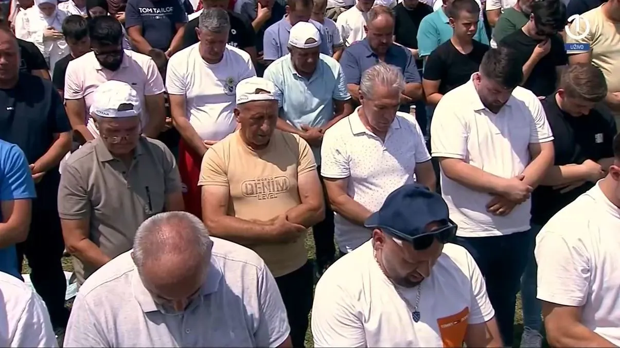 Klanjana dženaza za 10 žrtava genocida u Srebrenici