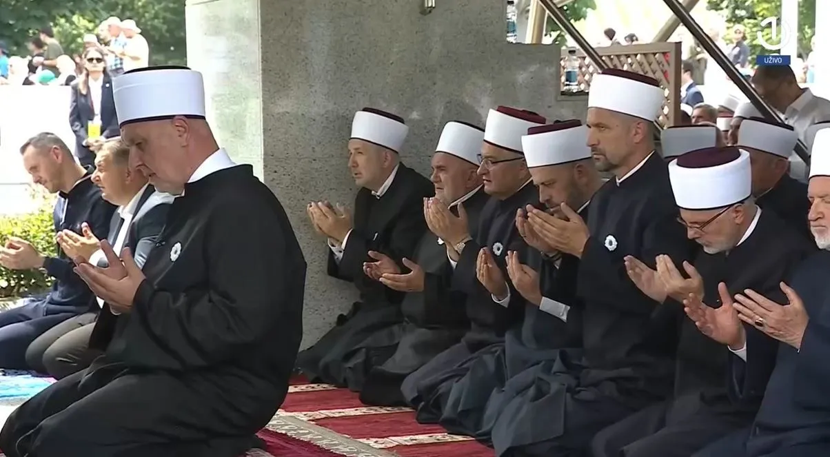 Klanjana dženaza za 10 žrtava genocida u Srebrenici