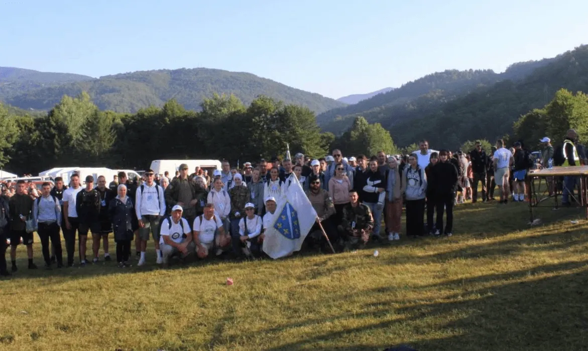 Stotine srednjoškolaca iz Sarajeva završilo Marš mira i stiglo u Potočare