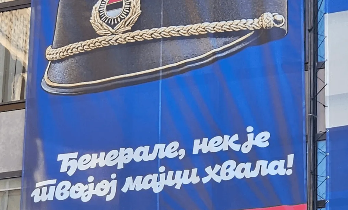 Širom Novog Sada osvanuli plakati koji veličaju Ratka Mladića