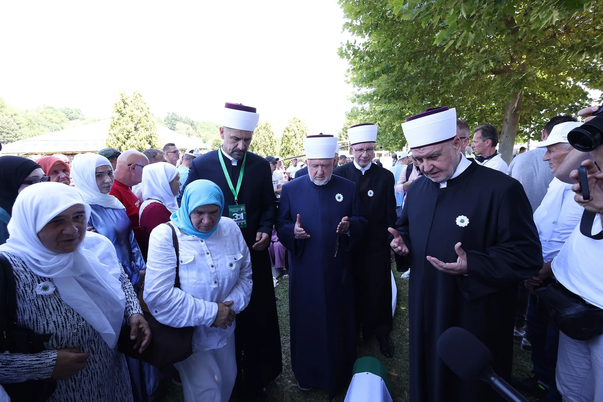 Reisul-ulema Islamske zajednice u BiH Husein-ef. Kavazović obišao tabute s posmrtnim ostacima deset žrtava genocida