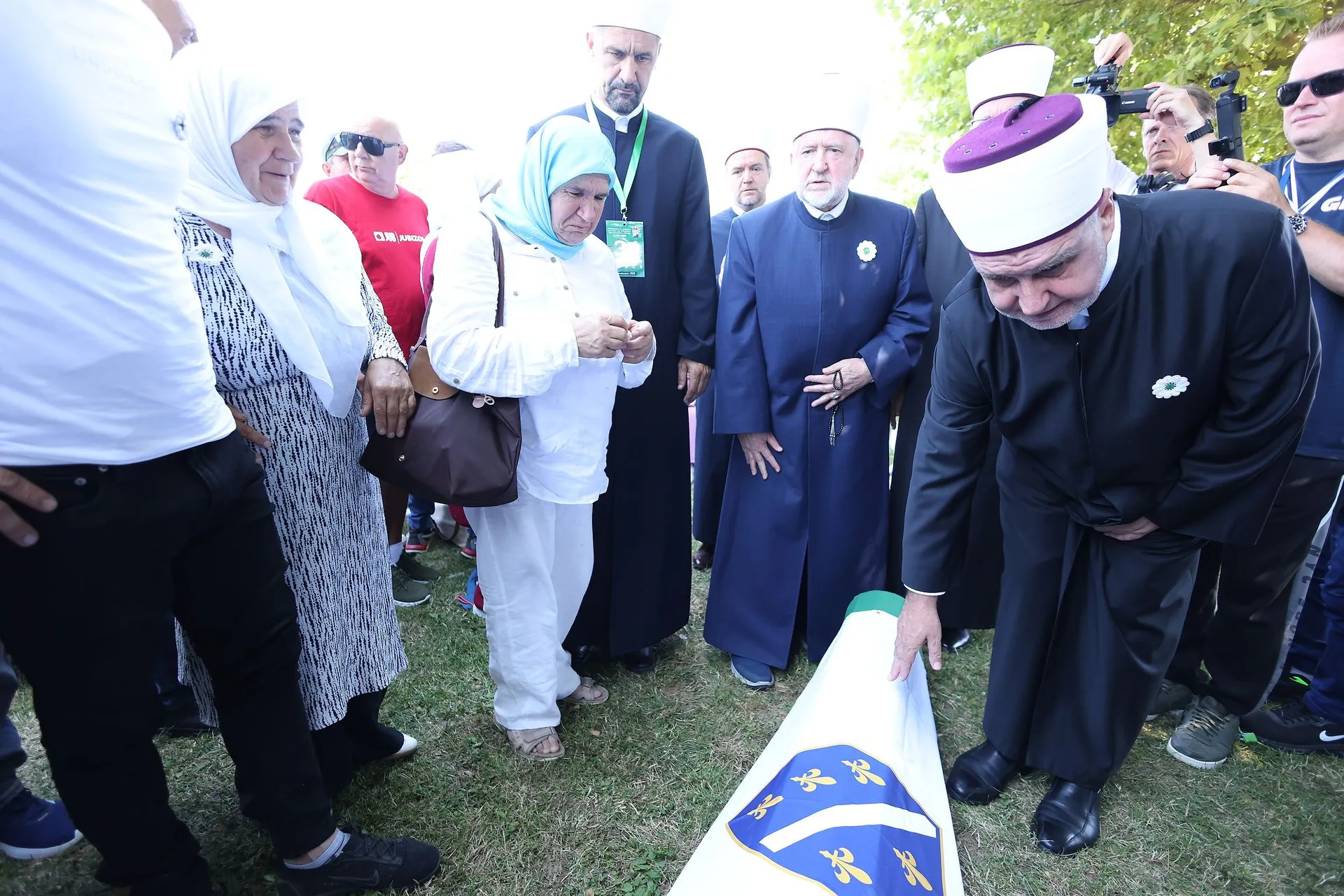 Kavazović obišao tabute žrtava genocida i uputio riječi utjehe njihovim porodicama