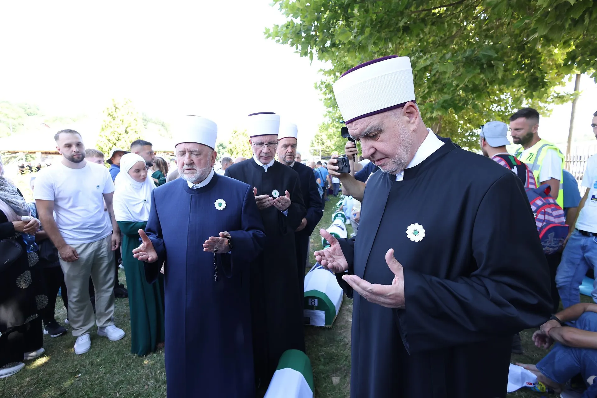 Reisul-ulema Islamske zajednice u BiH Husein-ef. Kavazović obišao tabute s posmrtnim ostacima deset žrtava genocida