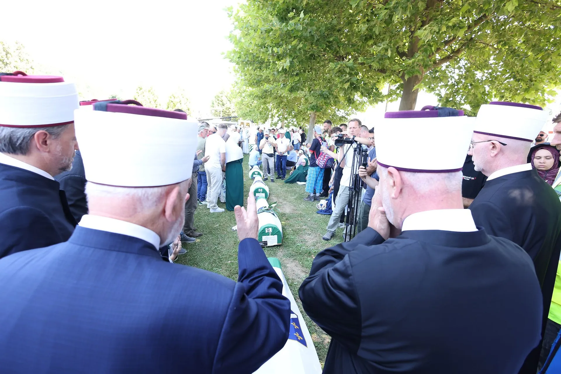 Reisul-ulema Islamske zajednice u BiH Husein-ef. Kavazović obišao tabute s posmrtnim ostacima deset žrtava genocida