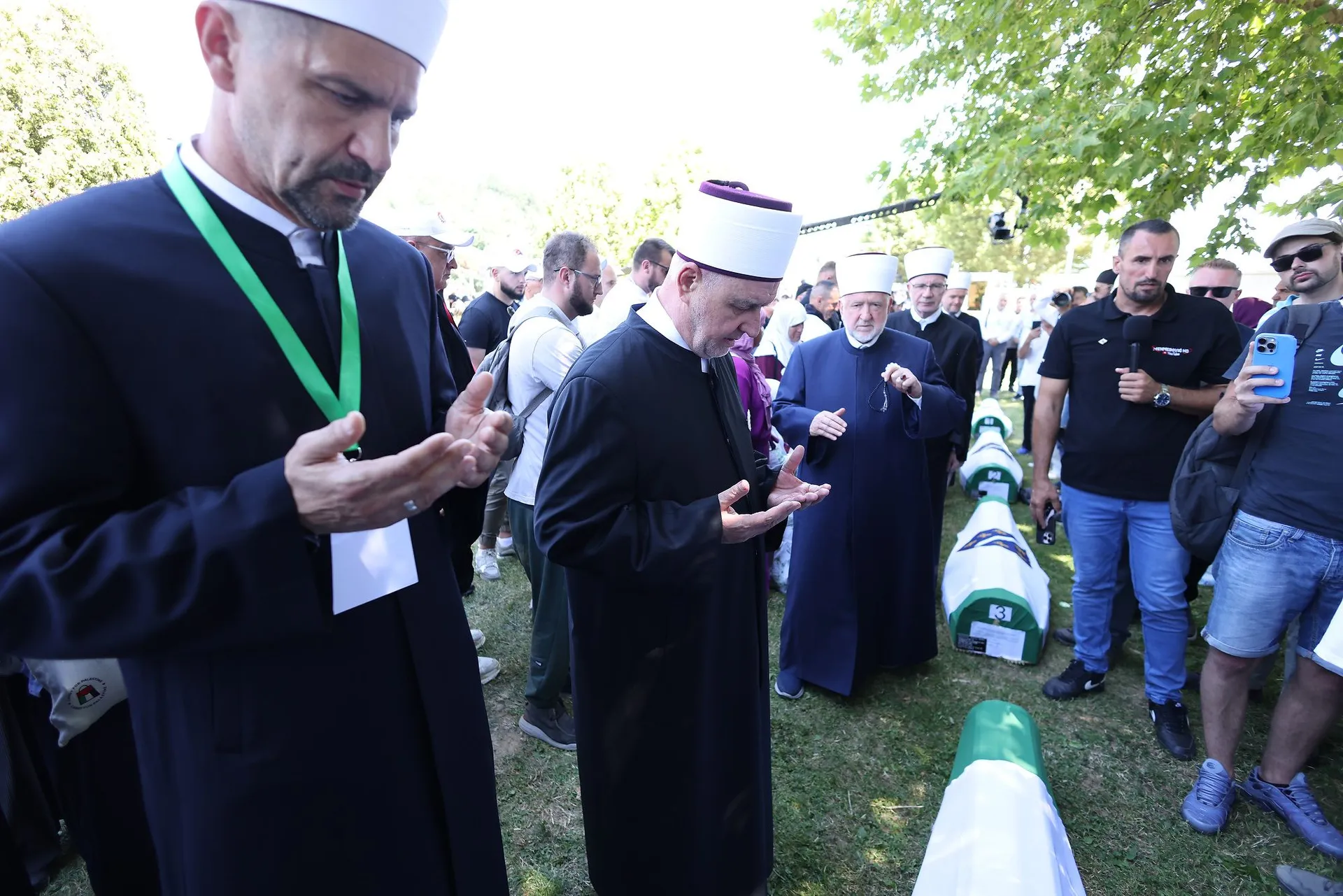 Reisul-ulema Islamske zajednice u BiH Husein-ef. Kavazović obišao tabute s posmrtnim ostacima deset žrtava genocida