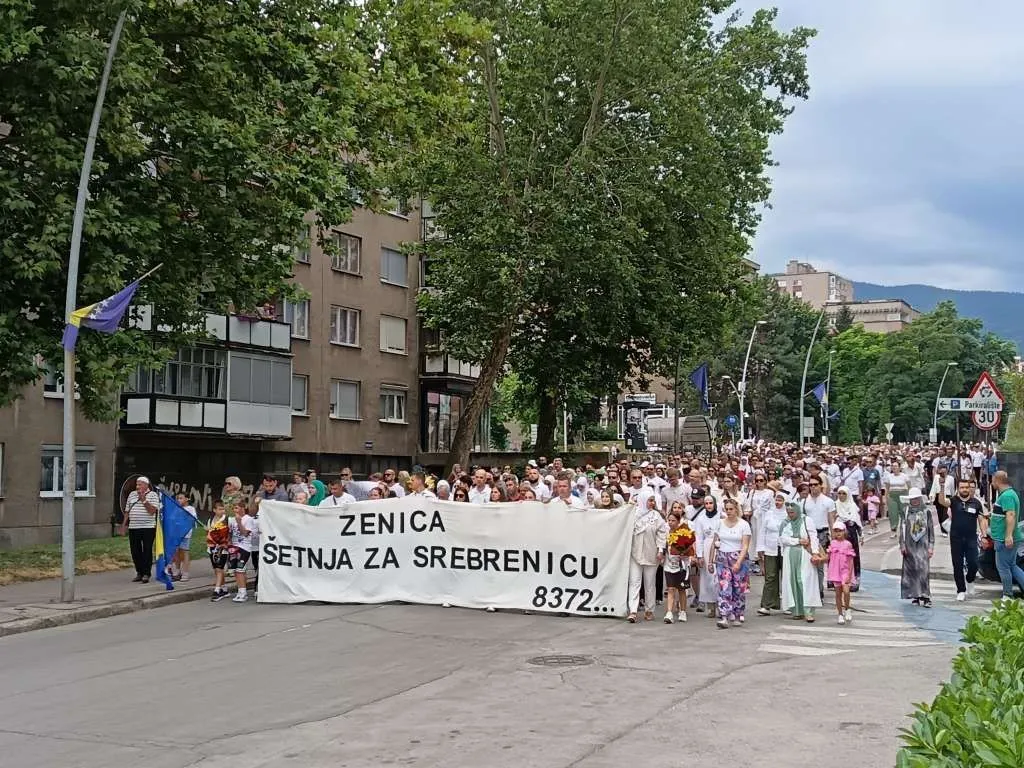 Stotine Zeničana u tišini odale počast žrtvama genocida u Srebrenici