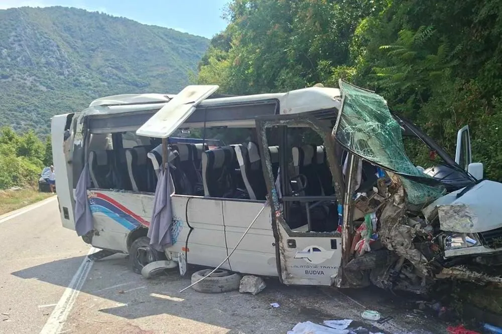 Kombi sletio sa puta na crnogorskom primorju, jedna osoba poginula, 17 povrijeđeno
