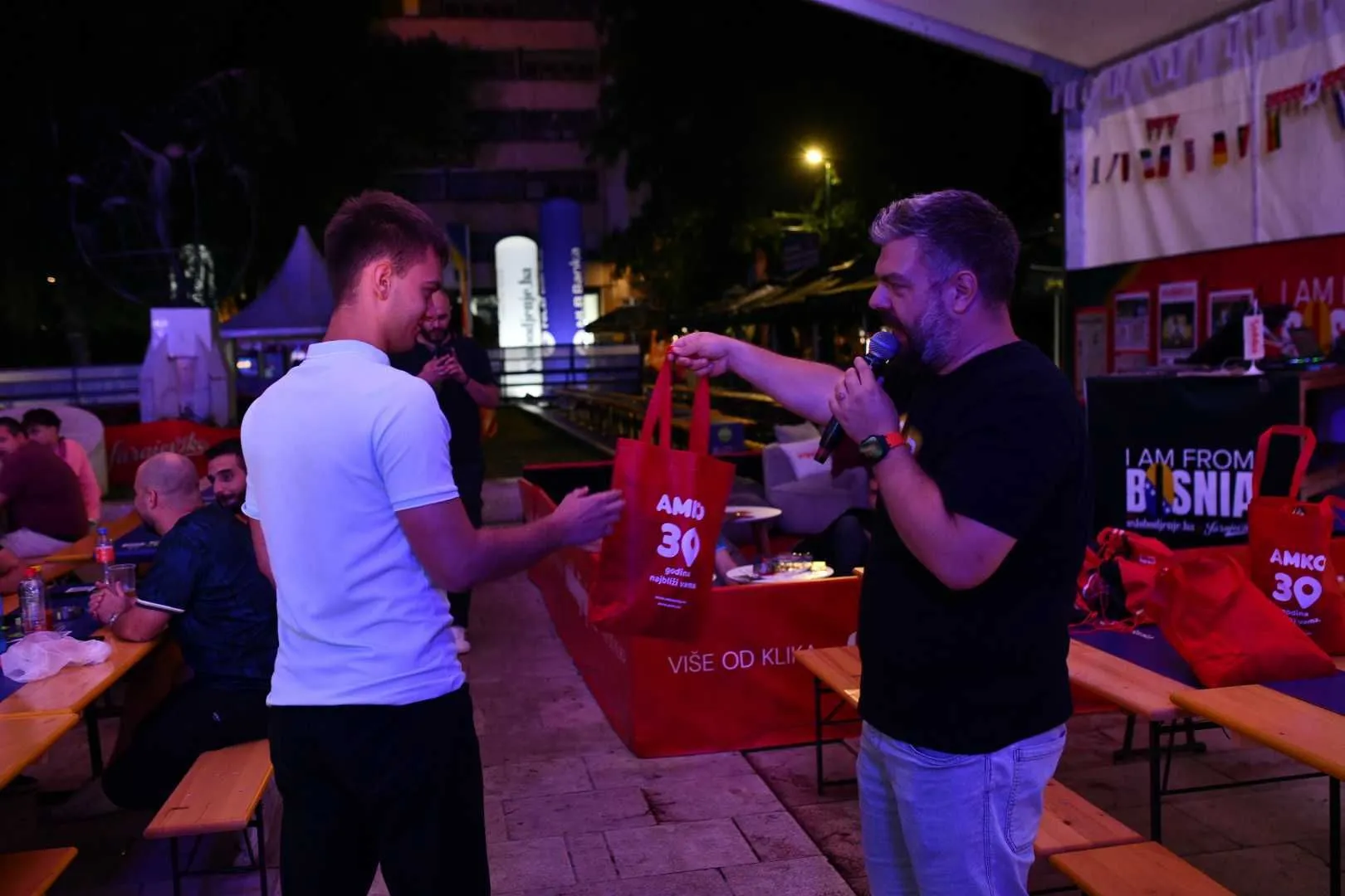 (VIDEO) Hydration break: Takmičari na kvizu pimplali loptu i dobili vrijedne poklone