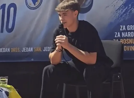 (VIDEO) Zmaj dočekan u Bosanskoj Krupi, njegove riječi su oduševile prisutne