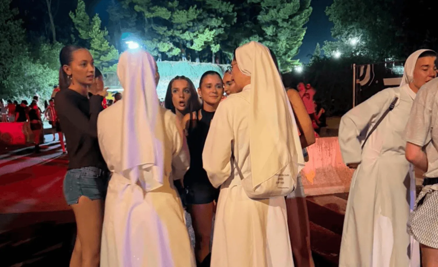 Časne sestre i franjevci došli na splitski festival, nudili molitvu i čudotvorne medaljice