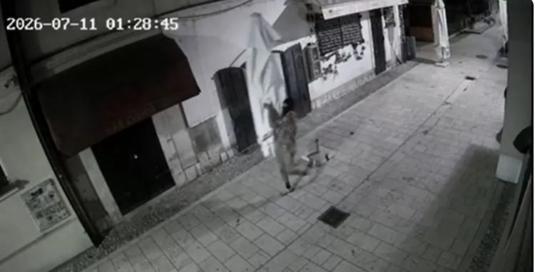 (VIDEO) Drska krađa na Baščaršiji, dvojac usred noći odnio suncobran vrijedan stotine KM