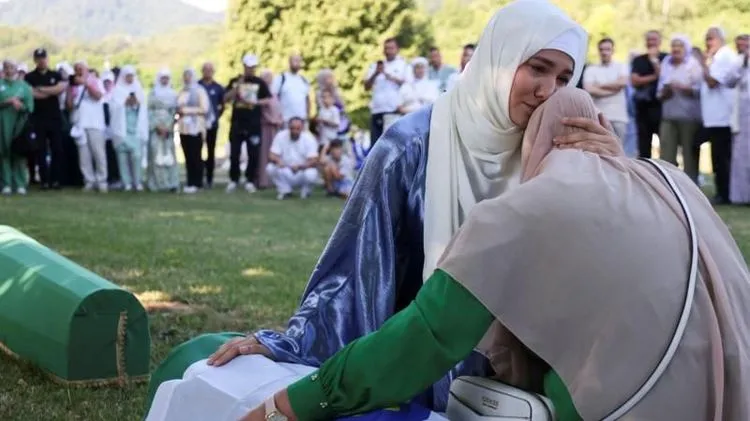 Pomen žrtvama genocida u Srebrenici, pisac Vladimir Arsenijević napadnut u Beogradu