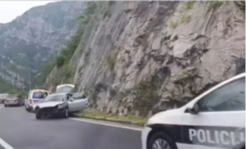 Automobil sletio s ceste kod Jablanice, saobraćaj prema Hercegovini usporen