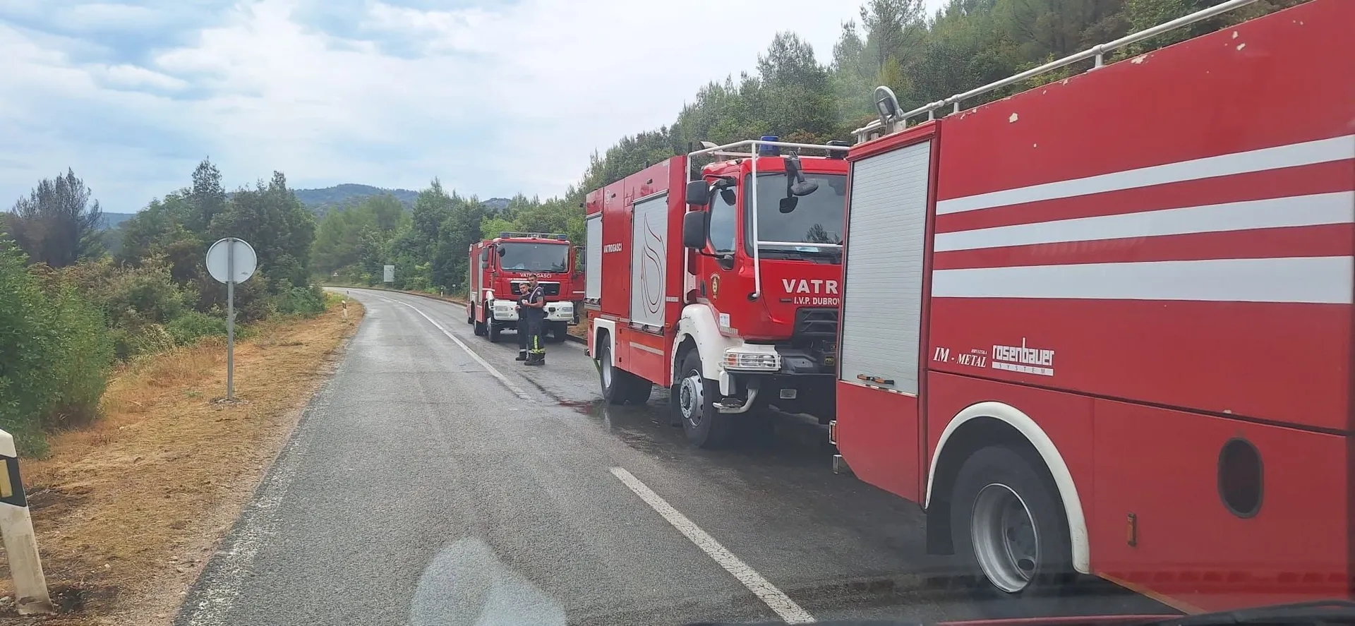 Veliki požar na Korčuli, na terenu 220 vatrogasaca i 72 vozila, buktinju gase i kanaderi