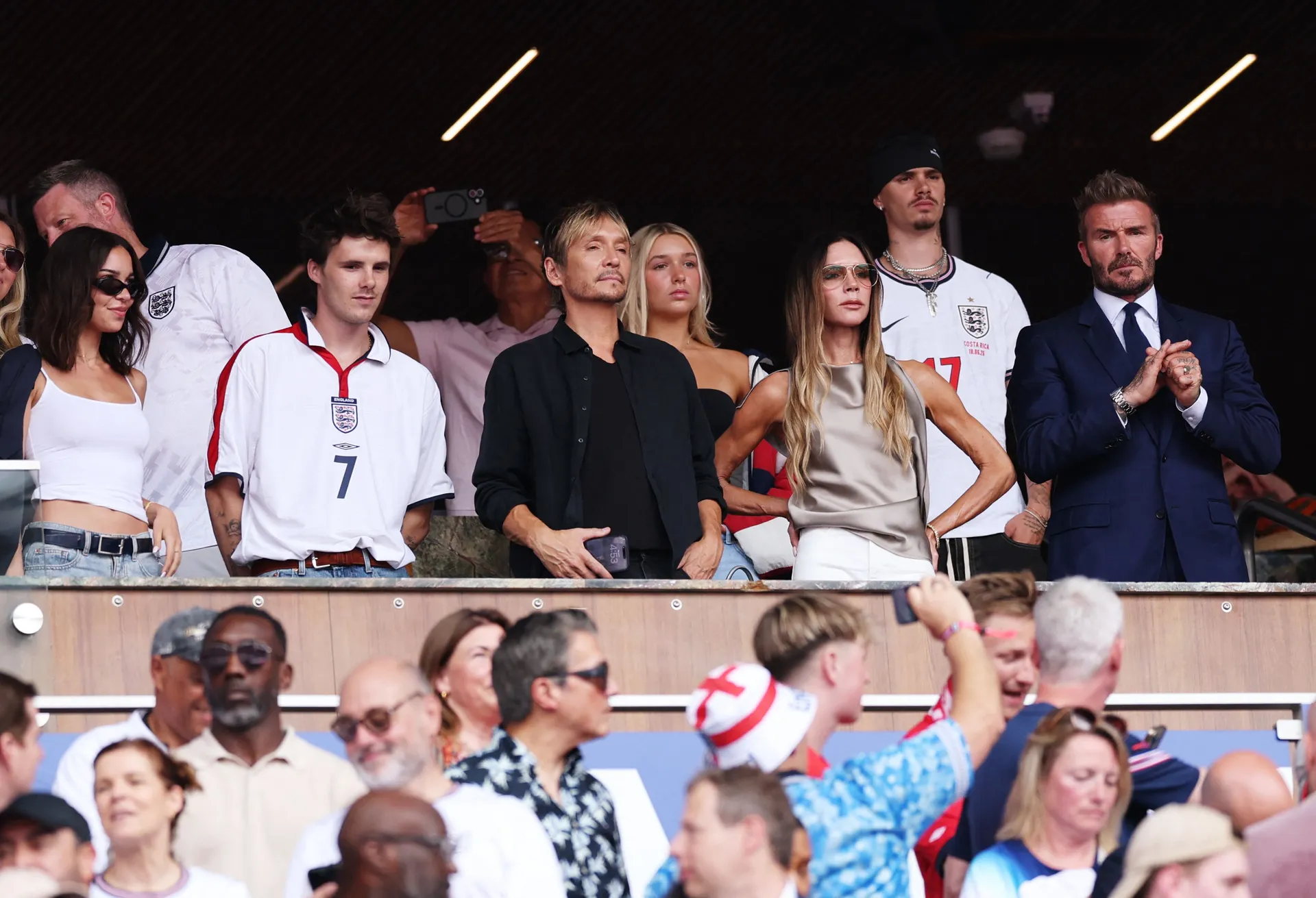 David Beckham s porodicom bodrio Englesku, ali jedan član ponovo je izostao