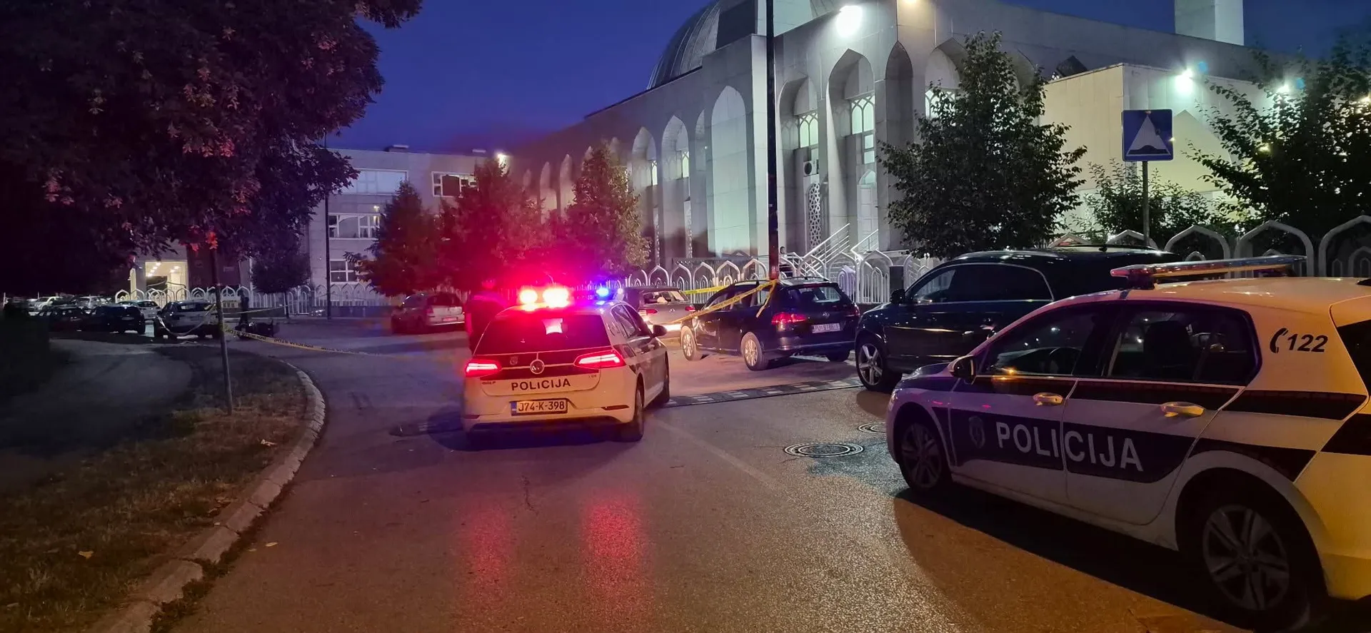 (FOTO) Nesreća u Sarajevu: Motociklista izgubio kontrolu i oštetio nekoliko automobila
