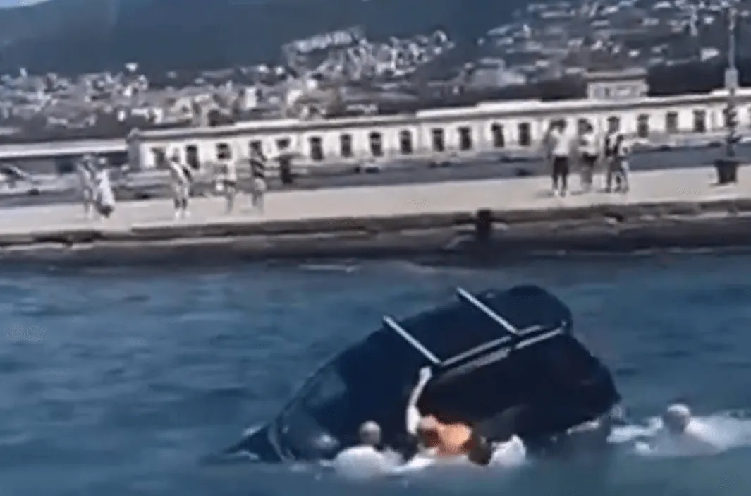 (VIDEO) Muškarac u Trstu automobilom uletio u more, život mu spasili mladi vojnici