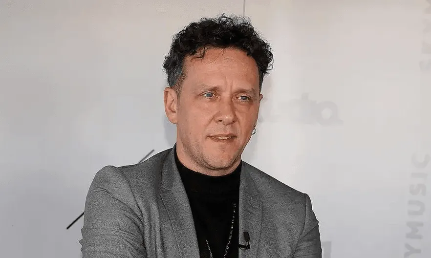 Dženan Lončarević pjevao u Srbiji 11. jula, zbog toga mu je otkazan nastup u Zavidovićima